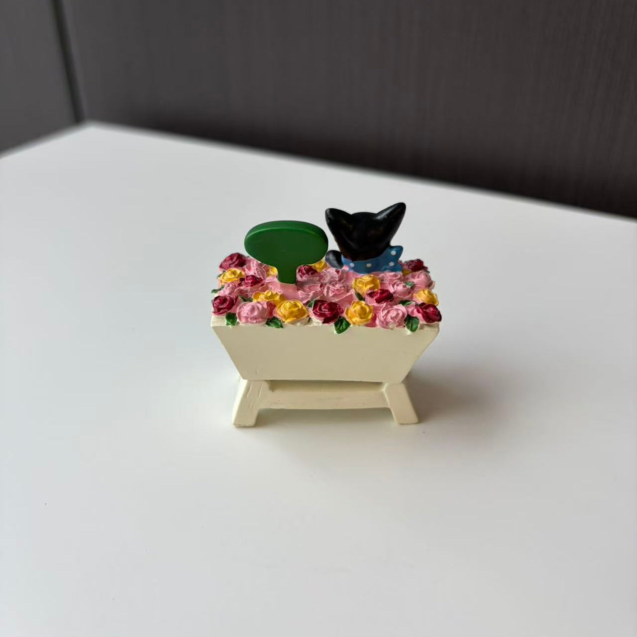 Ornawe Mini Resin Cat with Flower Box Figurine – Tabletop Garden Decor