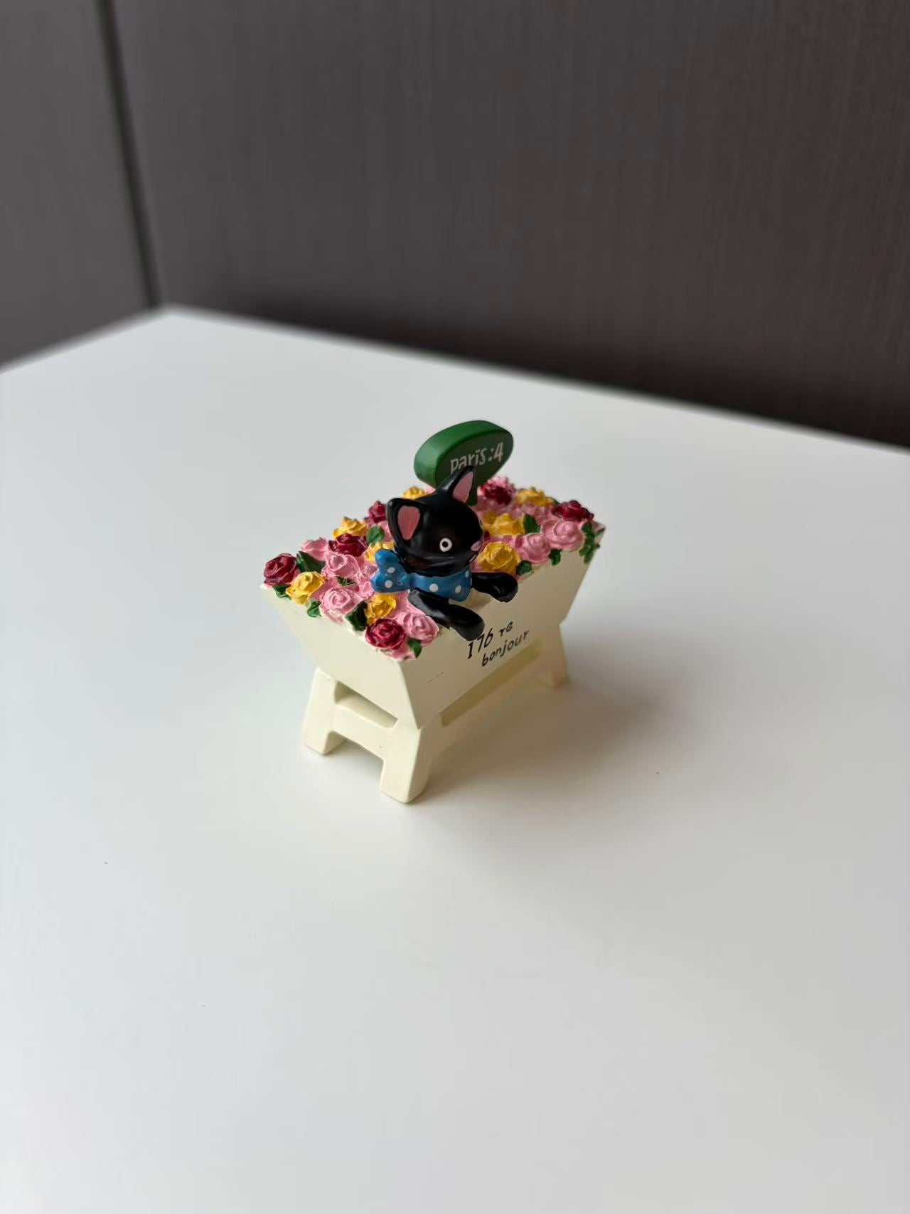 Ornawe Mini Resin Cat with Flower Box Figurine – Tabletop Garden Decor