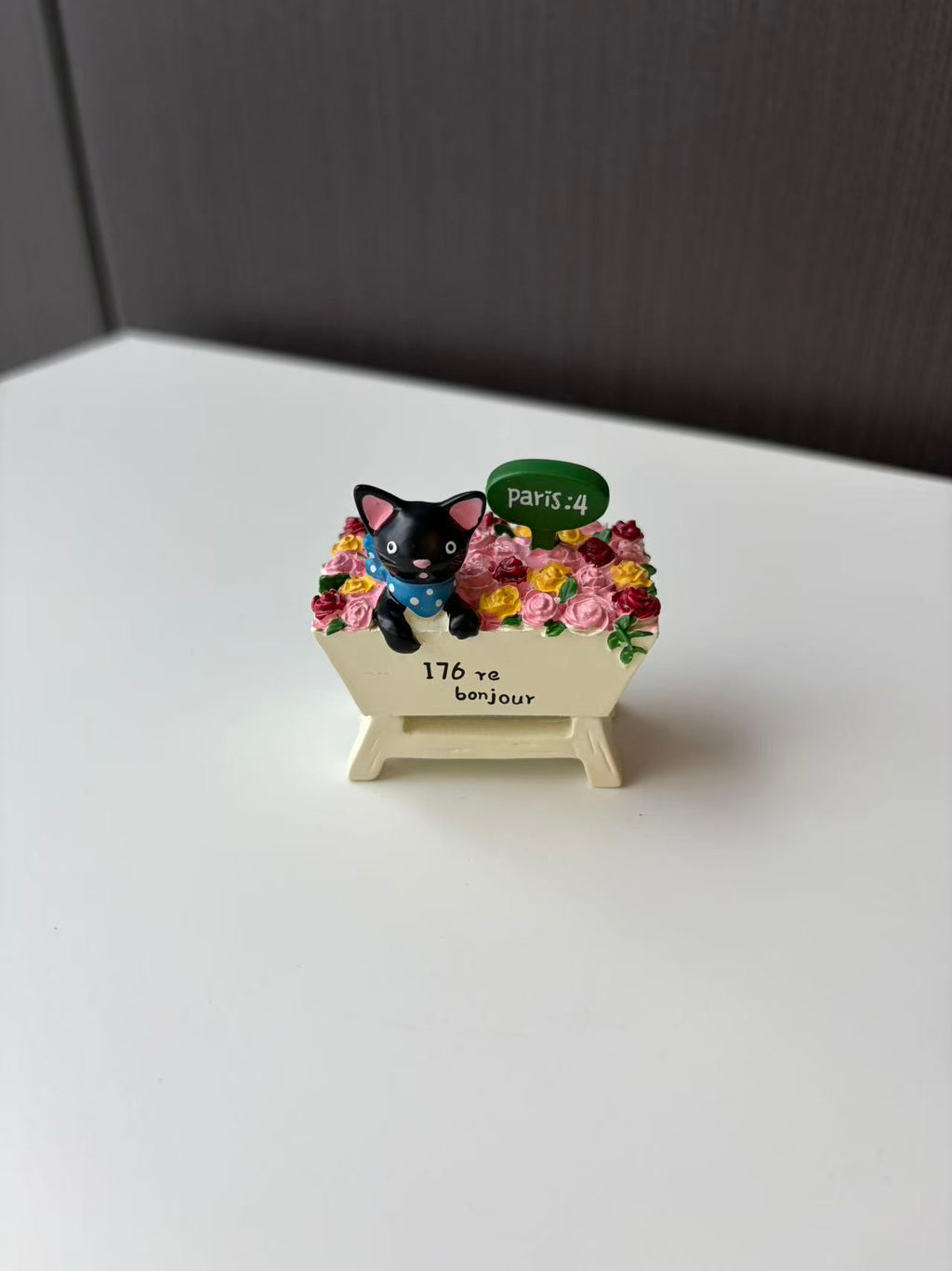 Ornawe Mini Resin Cat with Flower Box Figurine – Tabletop Garden Decor