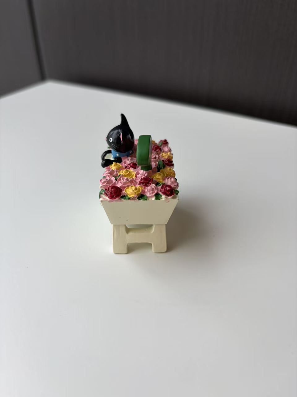 Ornawe Mini Resin Cat with Flower Box Figurine – Tabletop Garden Decor